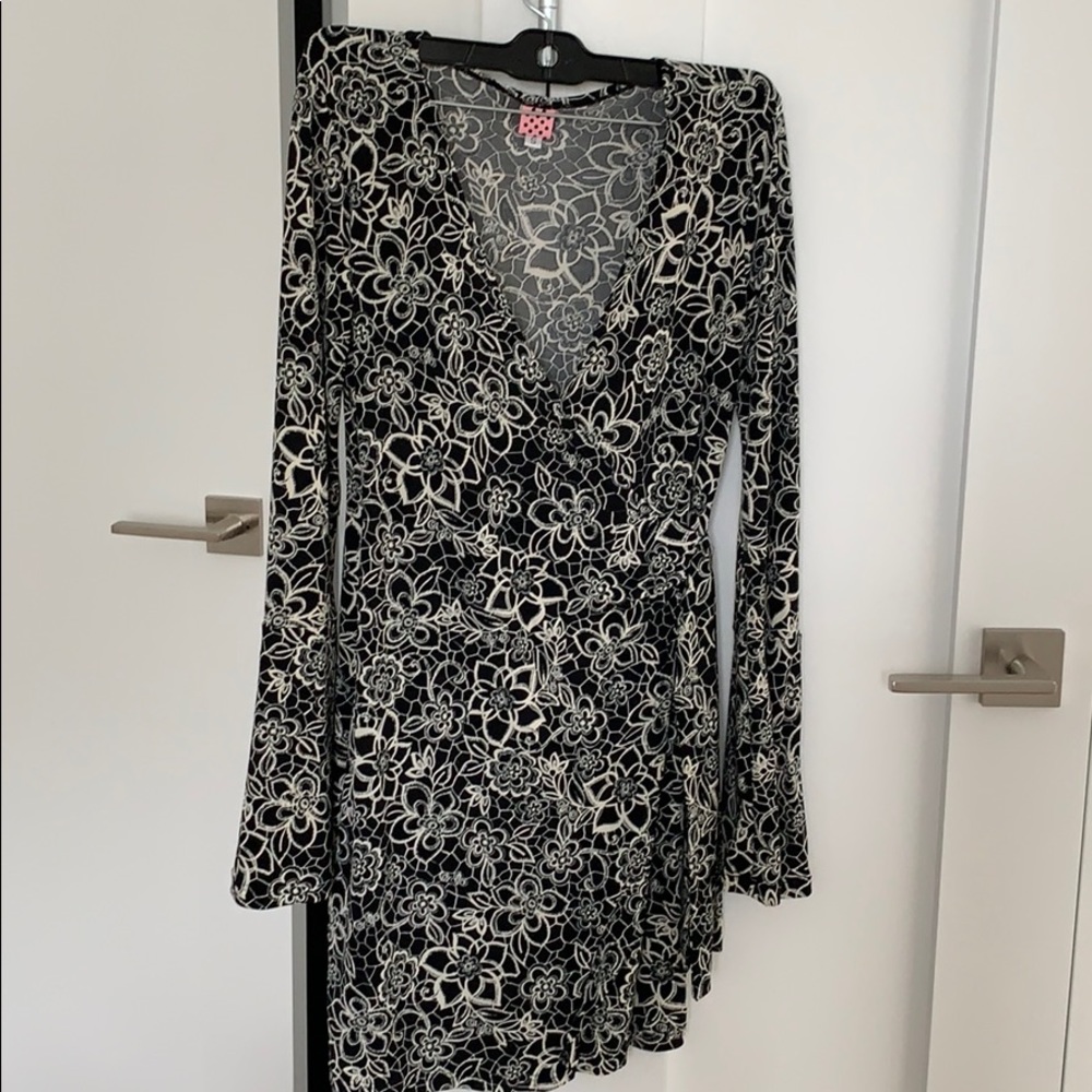 Printed black/white wrap dress
